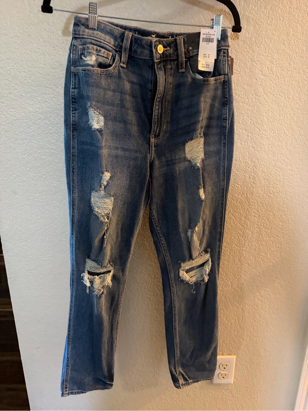 Hollister Ultra High-Rise Mom Jeans in Medium Blue